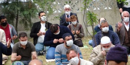 Bakan Yksel Cami Cemaati le Birlikte Cuma Namazn Kld