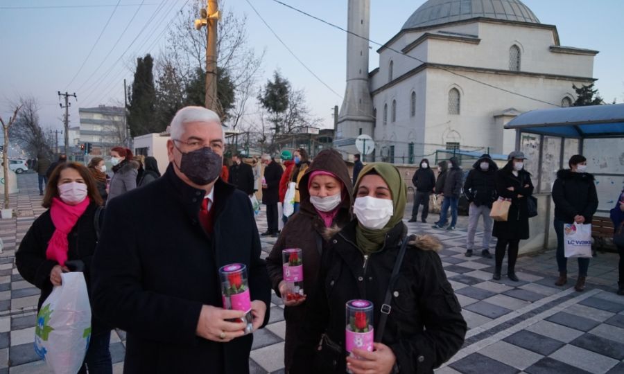 Bakan Ykselden Kadnlara iekli Kutlama