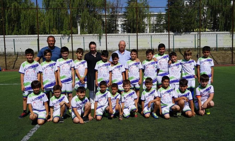 Ergene Belediyesi Futbol Kursundaki ocuklara Formalarn Datt