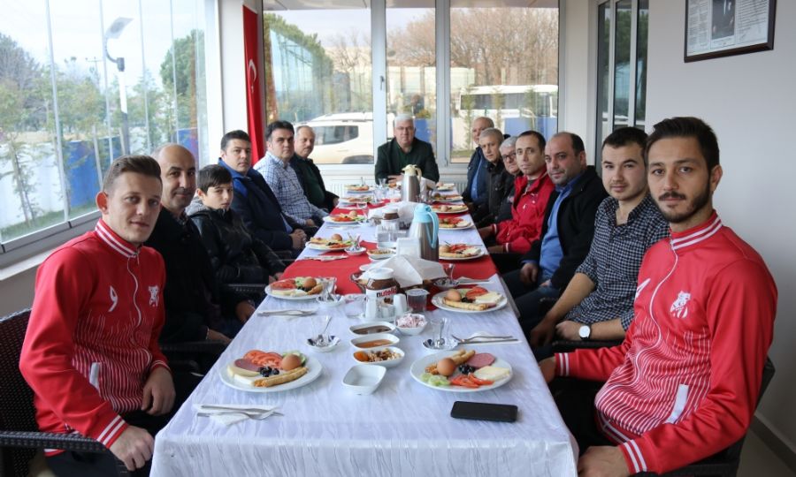 Bakan Yksel Ahimehmet Genlik Spor Ynetimi ve Oyuncularyla Kahvaltda Bulutu