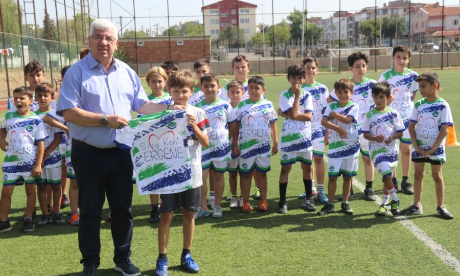 Ergene Belediyesi Bakan Rasim Yksel Futbol Kursundaki ocuklara Formalarn Datt