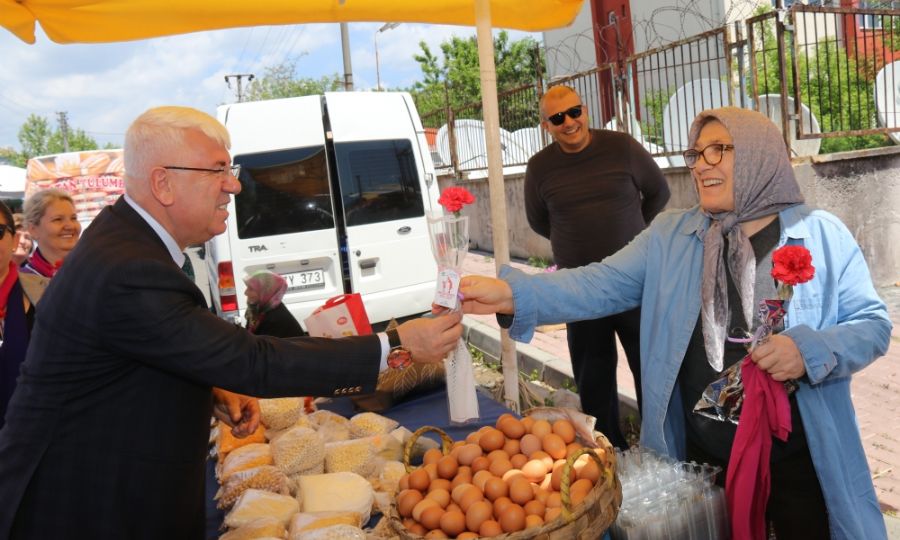 Bakanmz Rasim Yksel Annelerimize Karanfil ve Flor Hediye Etti