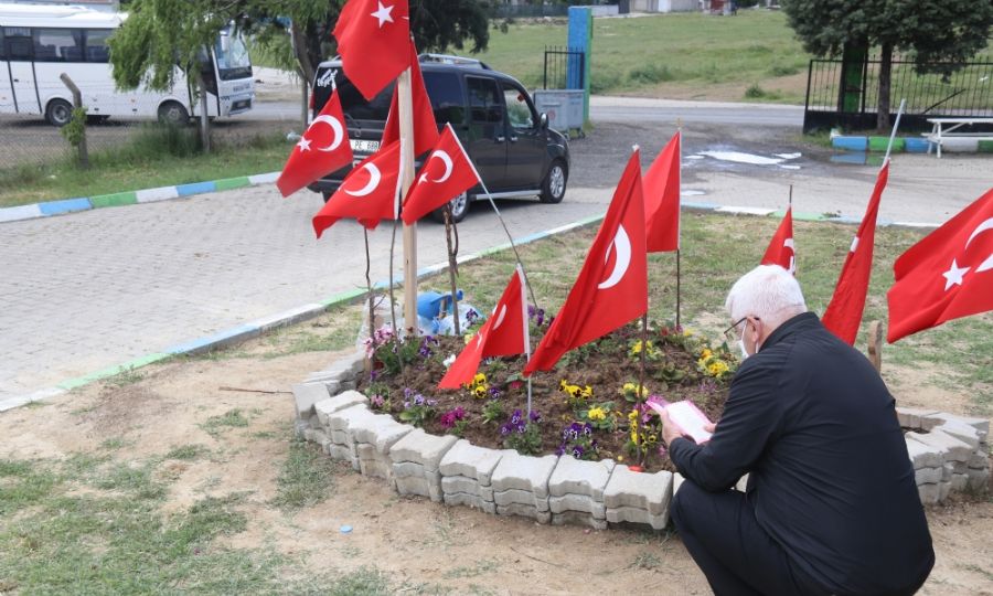 Bakan Yksel Mezarlk Ziyaretinde Bulundu