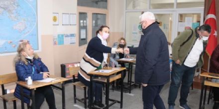 Bakan Yksel Bulgaristan Seimleri in Oy Kullanlan Okullar Ziyaret Etti