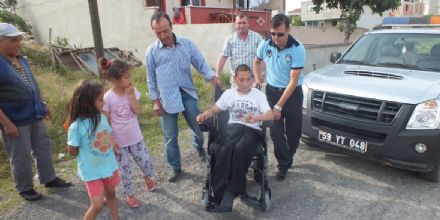 Ergene Belediyesi iki engelli vatandaa akl araba hediye etti.